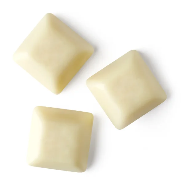 Białe kawałki czekolady na białym tle — Zdjęcie stockowe