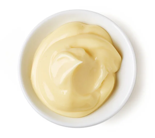 Mayonnaise en plat rond sur fond blanc — Photo