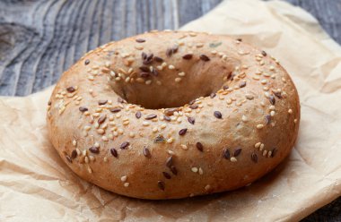 Tohumlar üzerinde ahşap masa ile Fullgrain simit