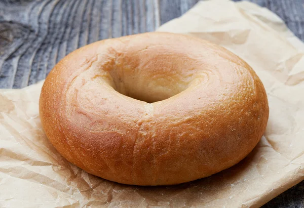 Bagel fresco na mesa de madeira — Fotografia de Stock