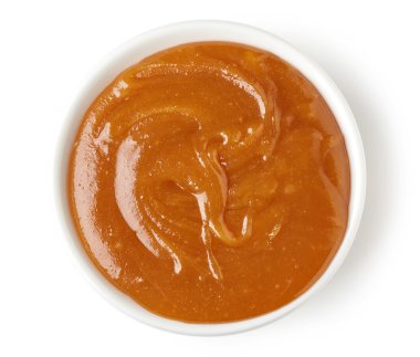 Yuvarlak tabak beyaz arka plan üzerinde izole içinde Karamel Sos