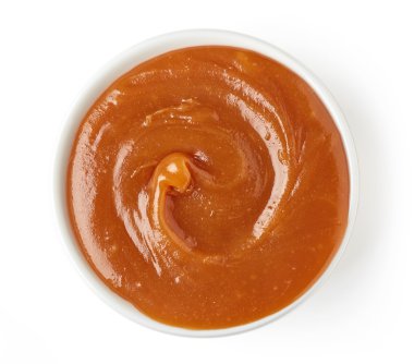 Yuvarlak tabak beyaz arka plan üzerinde üst v izole içinde Karamel Sos