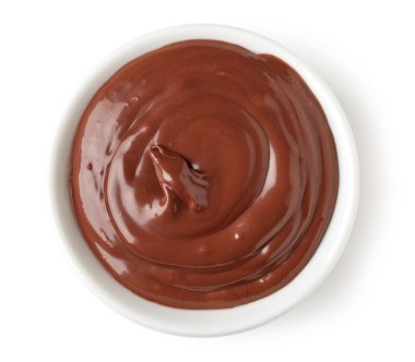 Yuvarlak tabak beyaz arka plan üzerinde izole içinde krem çikolata