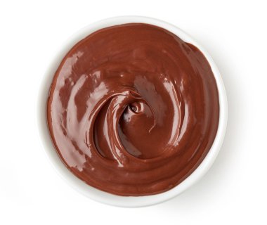 Yuvarlak tabak beyaz arka plan üzerinde izole içinde krem çikolata