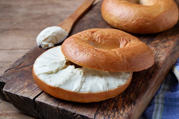 Bagel com creme de queijo — Fotografia de Stock