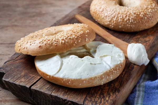 Bagel with cream cheese — Stock Photo, Image