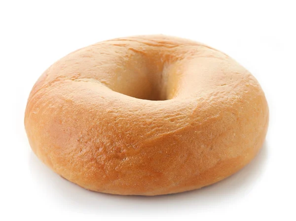 Bagel fresco sobre fundo branco — Fotografia de Stock