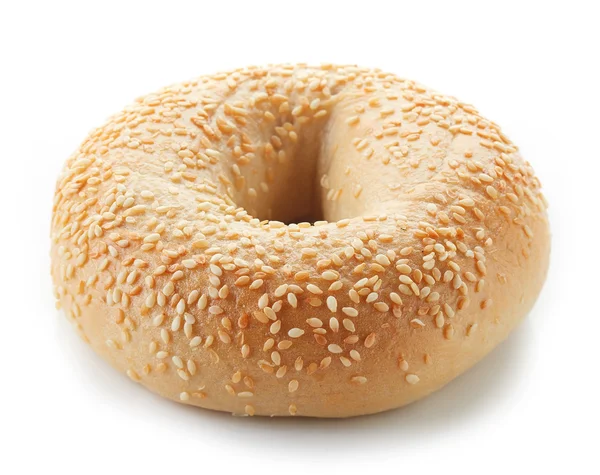 Bagel de gergelim fresco isolado sobre fundo branco — Fotografia de Stock