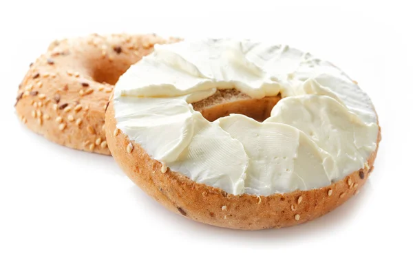 Bagel com creme de queijo sobre fundo branco — Fotografia de Stock