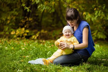 Anne ve çocuk'ın bahçesinde