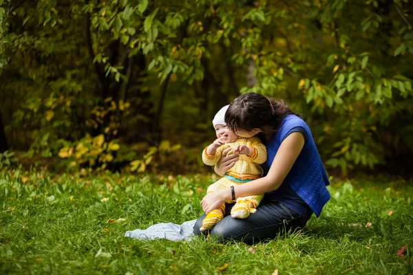 Mama and child on the lawn — Stock Photo, Image