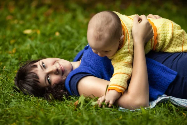 Мама і дитина з газон влітку — стокове фото