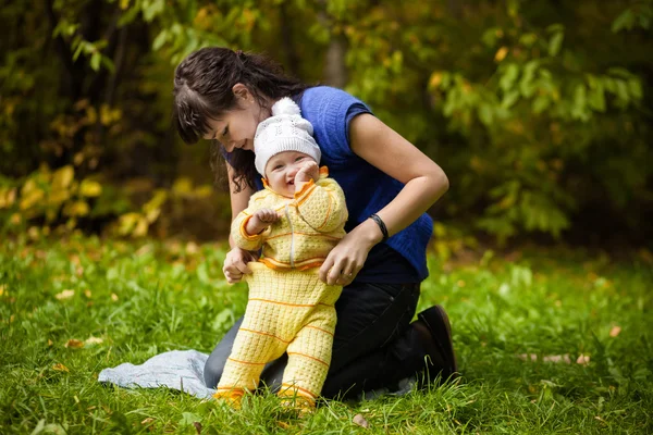 Мама і дитина на газоні — стокове фото