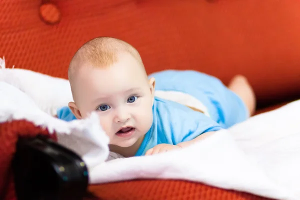 Pequeño niño arrastrándose — Foto de Stock