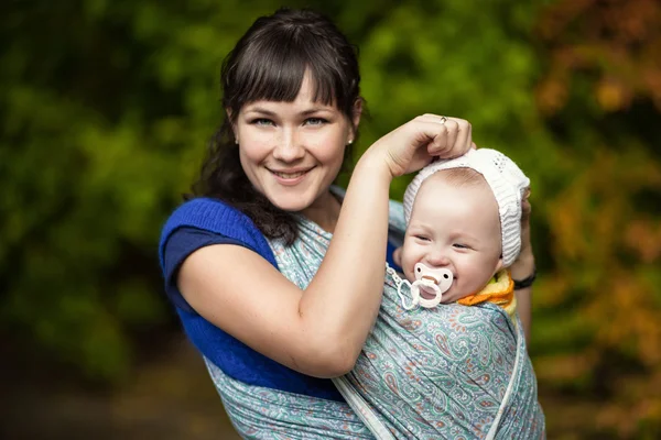 Mamá con un bebé — Foto de Stock