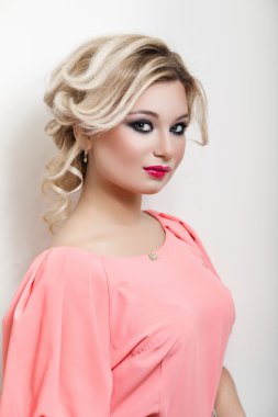 güzel sarışın gülümseyerek