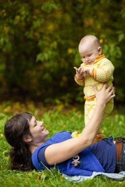 Anne ve çocuk üzerinde yeşil çim yaz
