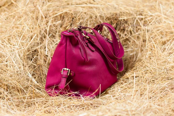 Deri çanta sarı saman içinde