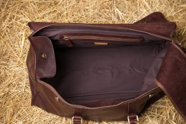 Deri çanta sarı saman içinde