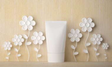 Beyaz kozmetik ürün paketi. Losyon kremi konteynırı. kırmızı çiçek ahşap arka plan. Model ürün kozmetik. Güzel vücut ürünü. Çiçek objesi. Çiçek masalı konsepti. 3d oluşturma