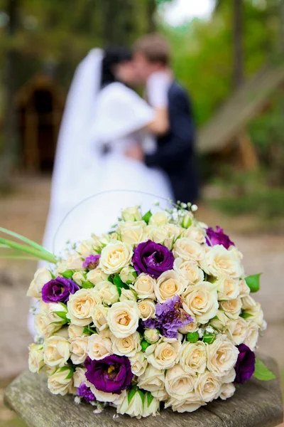 Buquê de noiva e o casal — Fotografia de Stock