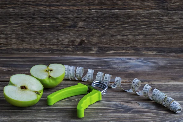 El concepto de un estilo de vida saludable. Manzanas verdes, cinta métrica — Foto de Stock