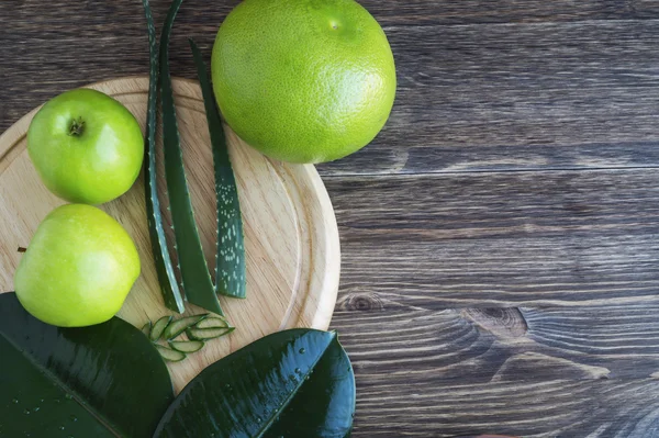 Naturliga kosmetiska ingredienser, aloe vera, havssalt. Spa koncept. — Stockfoto