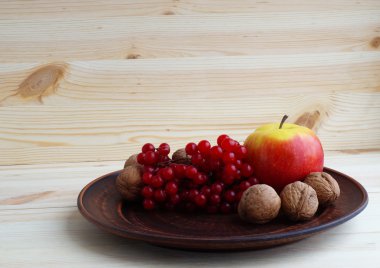 Fındık, elma, kartopu ahşap arka plan üzerinde