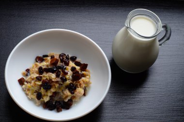 Üzümlü lezzetli yulaf lapası