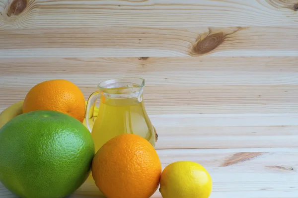 Frutas y jugos en jarra — Foto de Stock