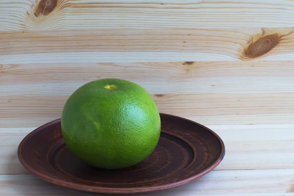 Pomelo-Frucht auf einem Keramikteller — Stockfoto