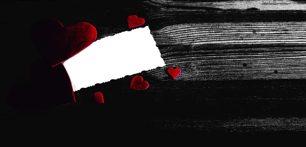 Czerwone serca na czarnym tle drewnianych. — Zdjęcie stockowe