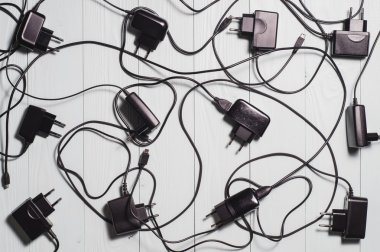 Ahşap arka plan üstünde hareket eden telefon için şarj kullanılan.