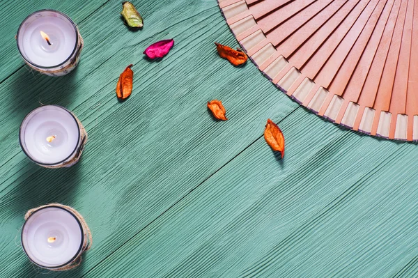 Vela Zen y abanico con jeroglíficos sobre fondo de madera —  Fotos de Stock