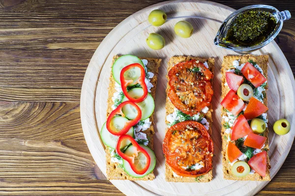 Crispbread with tomatoes, cheese, black olives, dill. Bruschetta — Stock Photo, Image