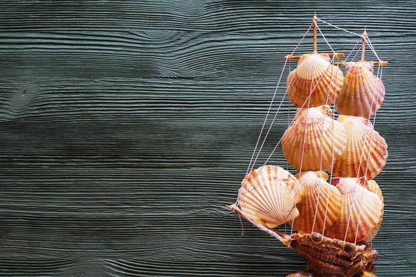 Composición del mar con el barco, conchas marinas, espacio de copia en el respaldo de madera —  Fotos de Stock