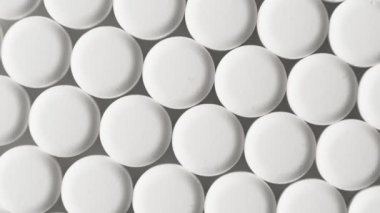 Taşıyıcıda beyaz haplar, ilaç fabrikası, üst görüş, dönüşümlü. Antiviral ilaçlar, virüs koruması, Covid-19 tedavisi.