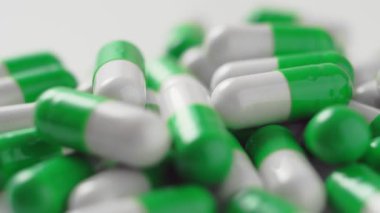 Beyaz-yeşil kapsüller, ilaç fabrikası, dönüşümlü. Antiviral ilaçlar, virüs koruması, Covid-19 tedavisi.