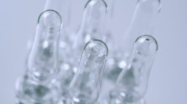 Aşılı şeffaf ampuller dönüyor, kapat. Coronavirus, COVID-19, SARS-COV-2 aşısı