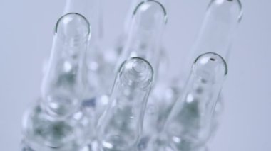 Aşılı şeffaf ampuller dönüyor, kapat. Coronavirus, COVID-19, SARS-COV-2 aşısı