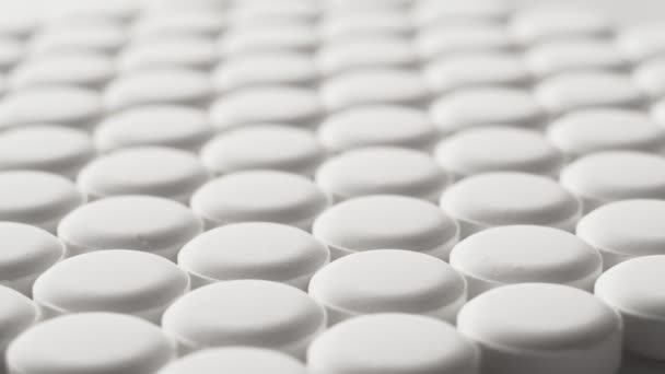 Pilules Blanches Sur Convoyeur Usine Pharmaceutique Tourner Médicaments Antiviraux Protection — Video