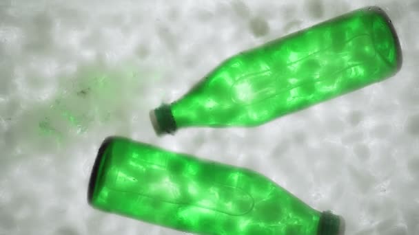 Mãos Colocar Duas Garrafas Verdes Água Refrigerante Recipiente Com Gelo — Vídeo de Stock