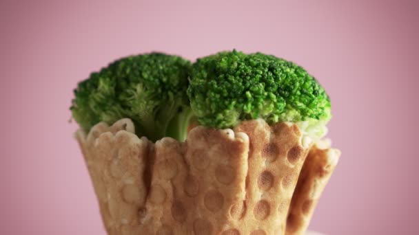 Inflorescências Brócolis Uma Xícara Waffle Giram Fundo Rosa Conceito Comida — Vídeo de Stock