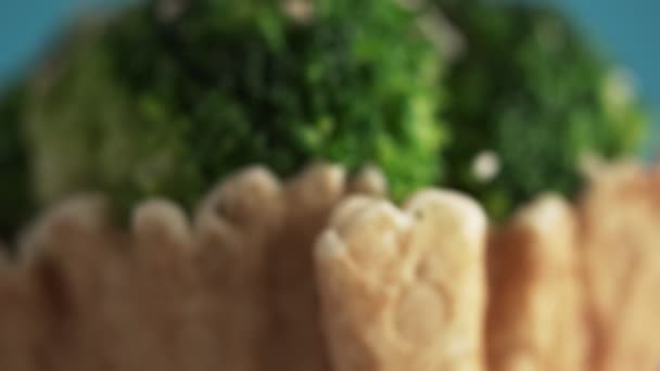 Inflorescências Brócolis Uma Xícara Waffle Com Gergelim Preto Branco Fundo — Vídeo de Stock