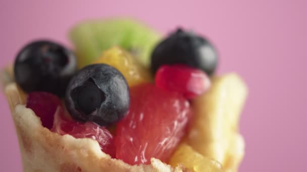 Ensalada Frutas Frescas Jugosas Con Arándanos Una Cesta Gofres Rotan — Vídeos de Stock