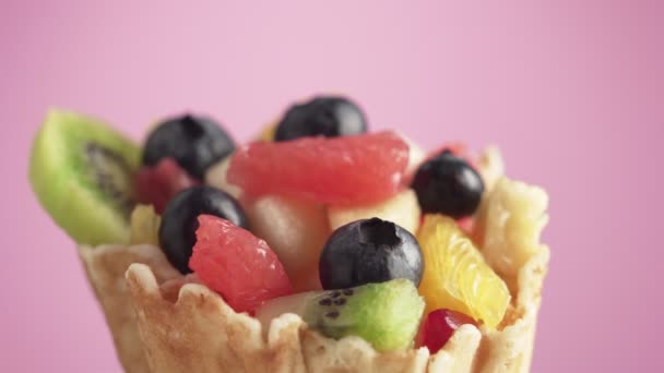 Frischer Und Saftiger Obstsalat Mit Blaubeeren Waffelkorb Rotieren Auf Rosa — Stockvideo