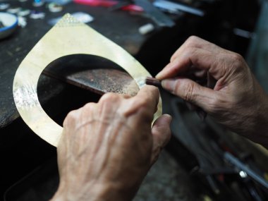 Goldsmith bitmemiş bir altın zor çalışma elleri ile çalışma