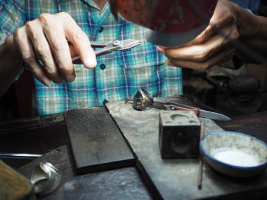 Goldsmith bitmemiş bir altın zor çalışma elleri ile çalışma