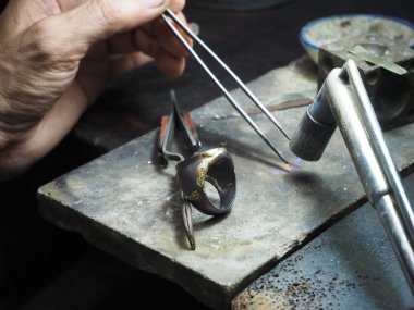 Goldsmith bitmemiş bir altın zor çalışma elleri ile çalışma