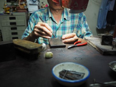 Goldsmith bitmemiş bir altın zor çalışma elleri ile çalışma